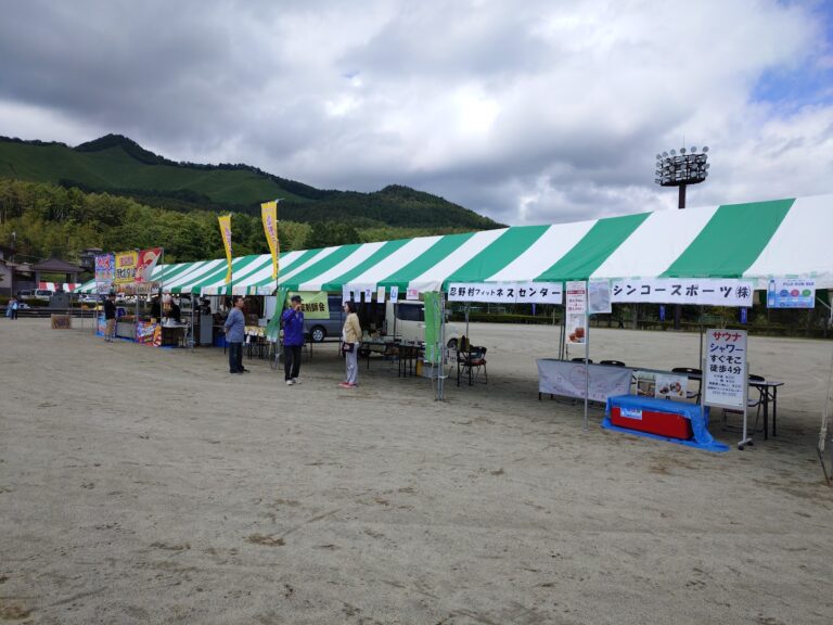 会場に並ぶ出店テント